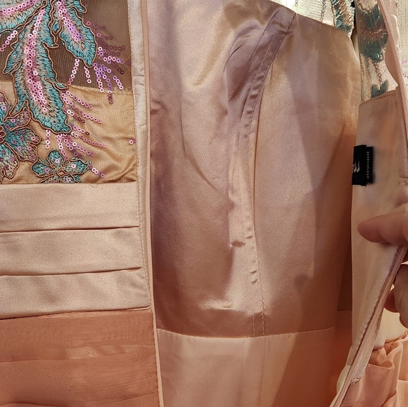 BRIDESS size 8 altered to fit bustline - Picture 5 of 8